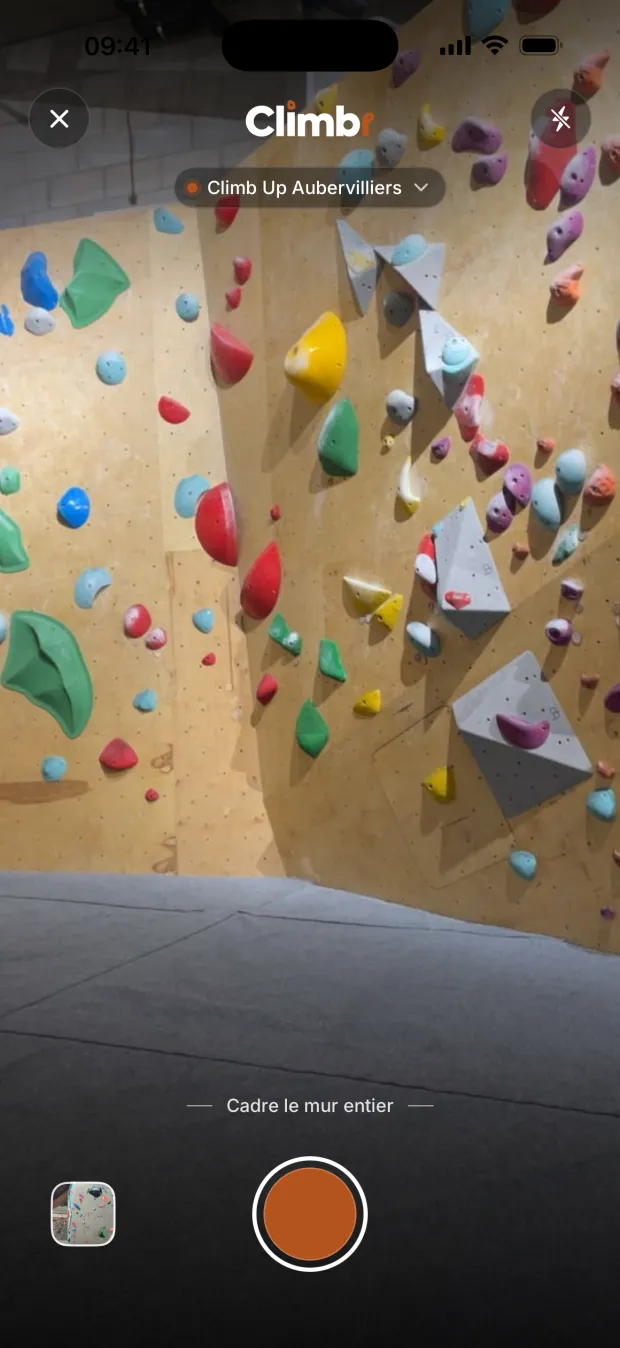Le viseur de Climbr devant un mur en bois